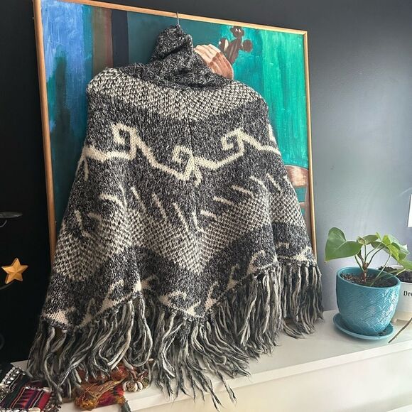 Steve Madden Gray and Cream Poncho One Size - Picture 7 of 16